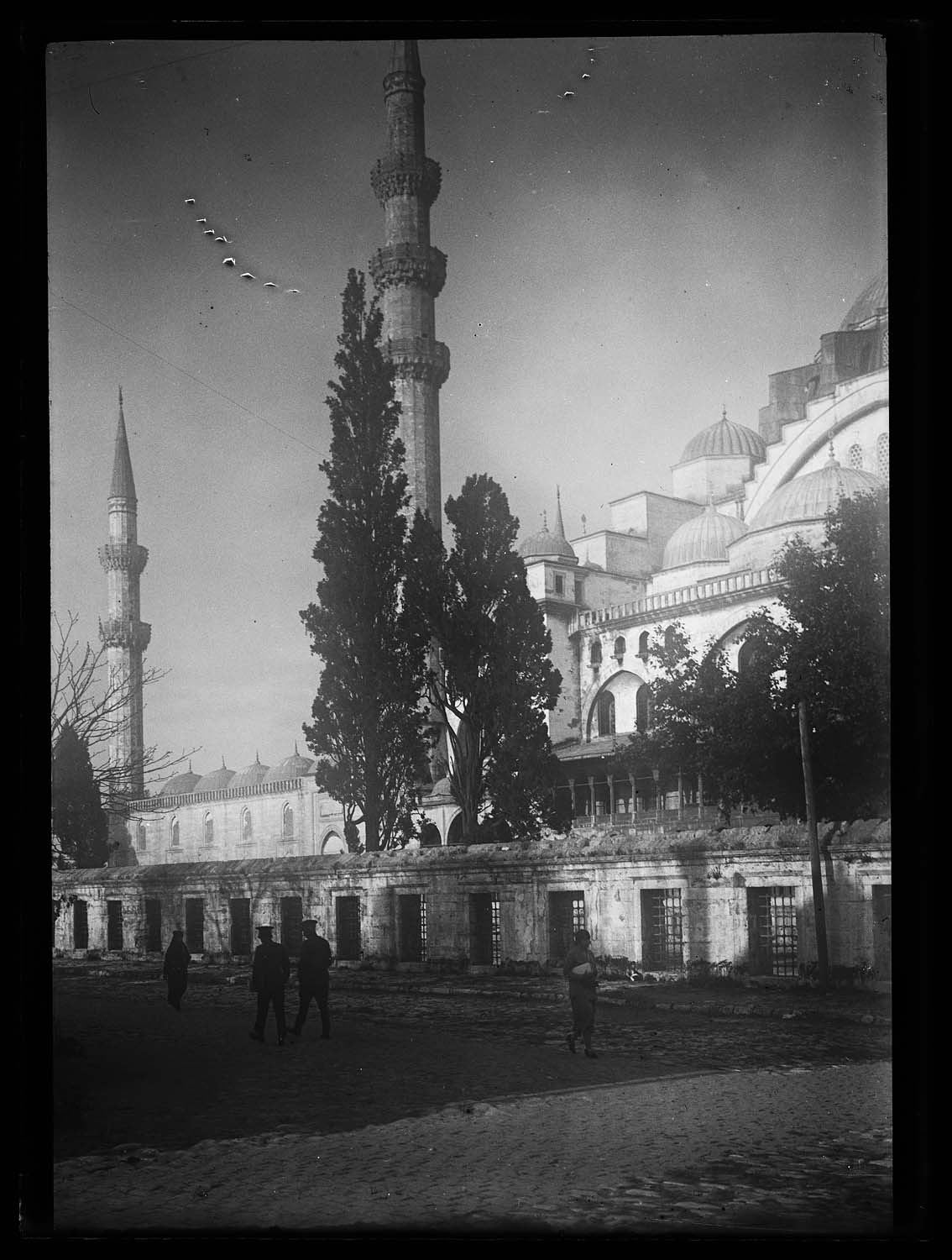 Extérieur de la mosquée (façade sud), avec deux minarets